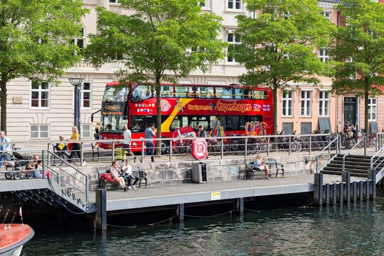 El autobús turístico de Copenhague circulando por la ciudad