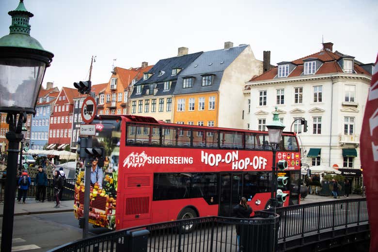 El autobús turístico de Copenhague circulando por la ciudad