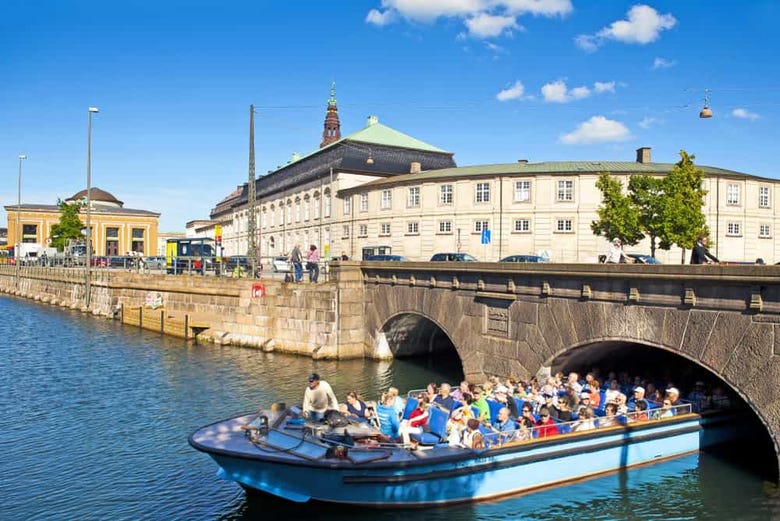 Paeando en barco por los canales de Copenhague