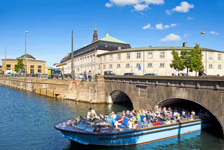 Paeando en barco por los canales de Copenhague