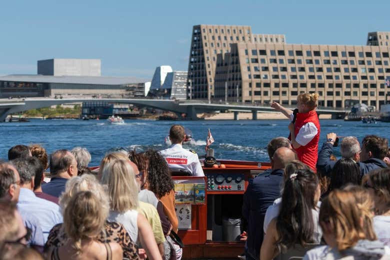 Atendiendo a las explicaciones del guía a bordo