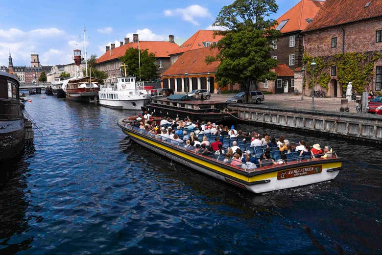 Navegando por un canal de Copenhague
