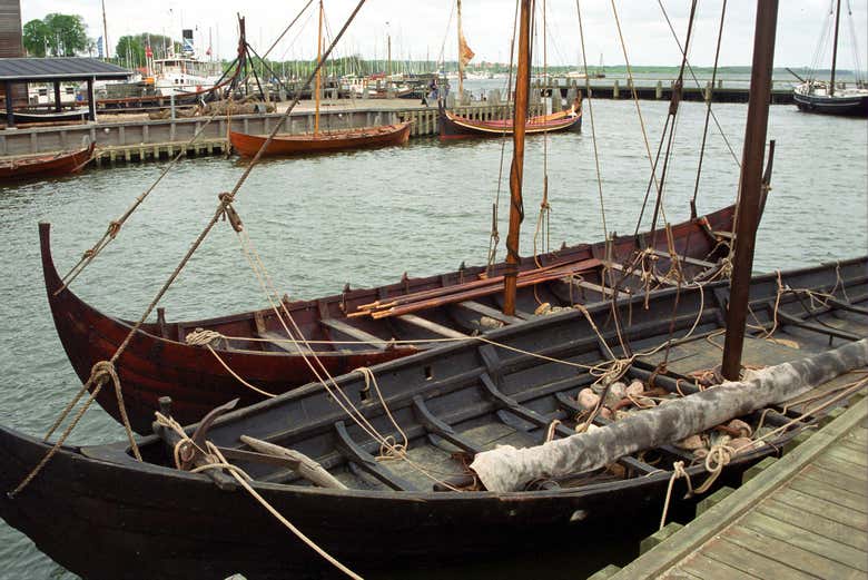 Bateaux Viking dans le port du fjord de Roskilde