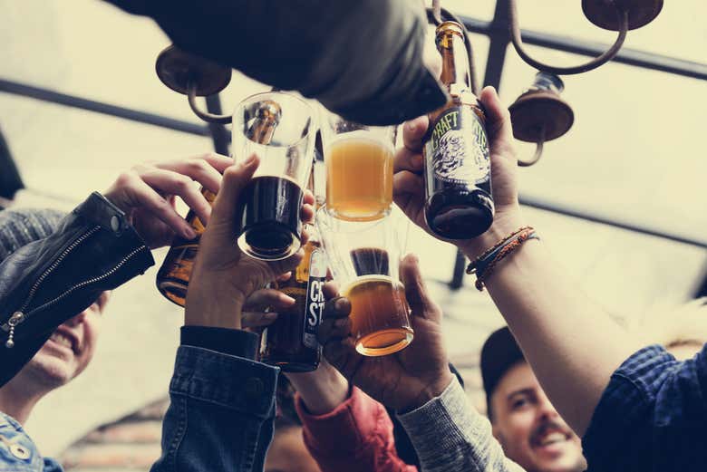 Amigos brindando con cerveza
