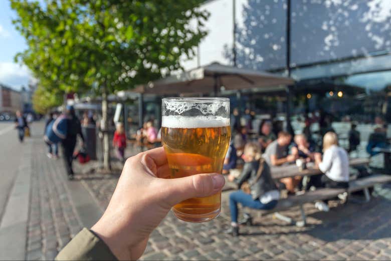 Sosteniendo una cerveza danesa