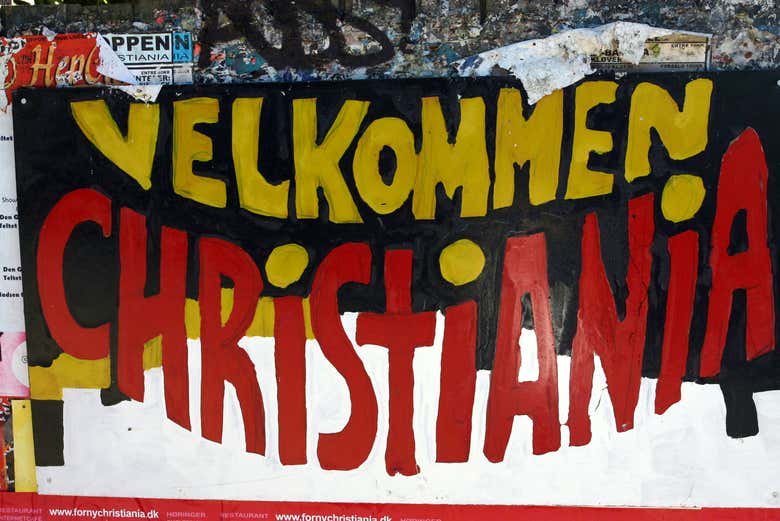 Panneaux d'information à l'extérieur de Christiania