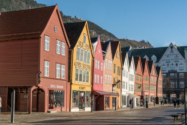 Admirando as casas típicas de madeira de Bergen