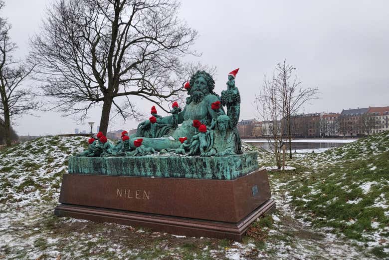 Una escultura decorada con gorros de Navidad