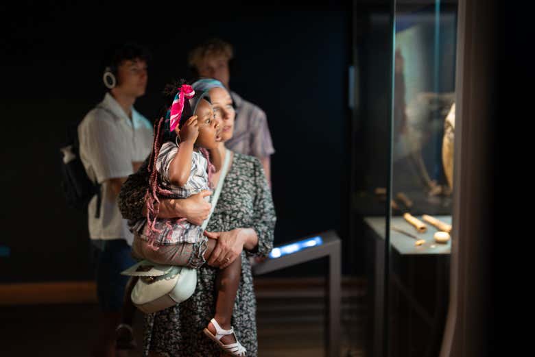 Contemplando la exposición sobre vikingos 