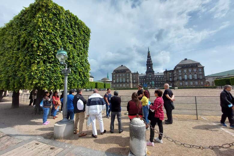 Ammirando il palazzo dall'esterno