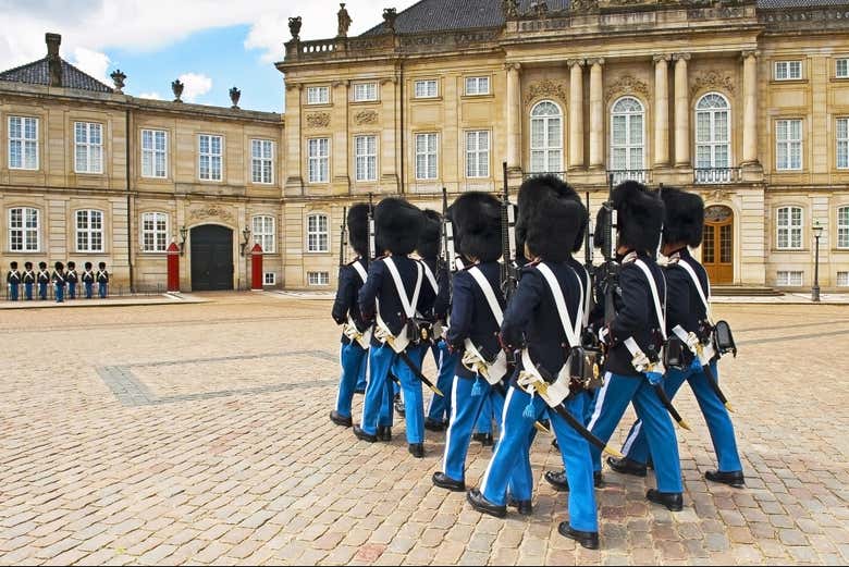 Guardias desfilando frente al Palacio Real de Amalienborg
