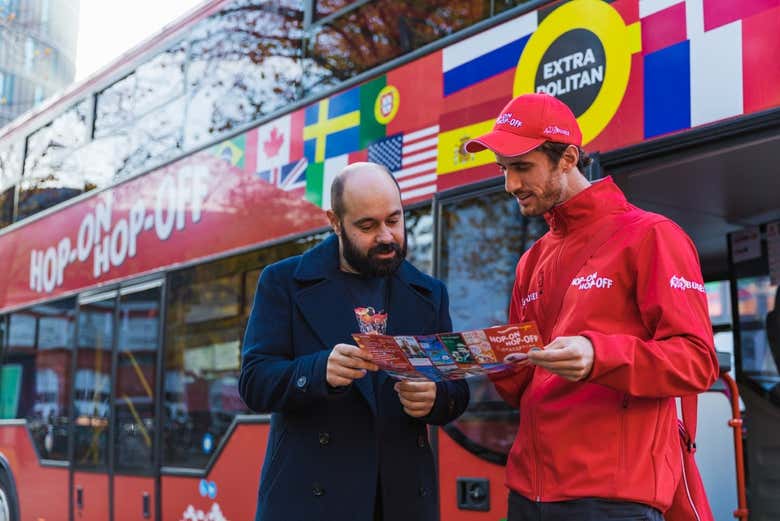 Conferindo os pontos de parada do ônibus