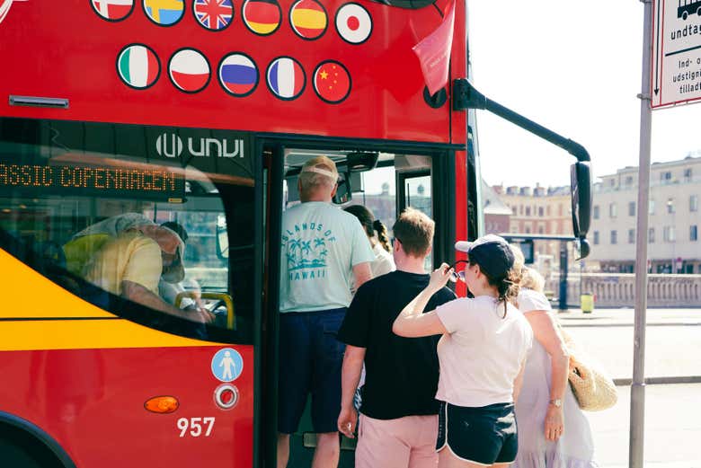 Listos para subir a bordo del autobús 