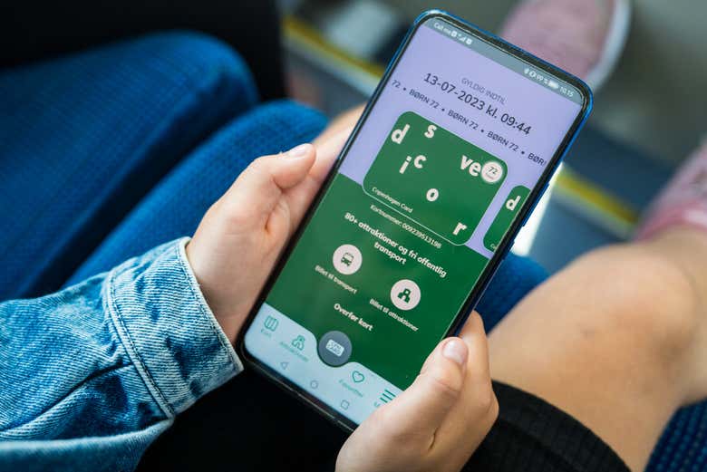 Teléfono móvil donde se muestra la Copenhagen Card-Discover
