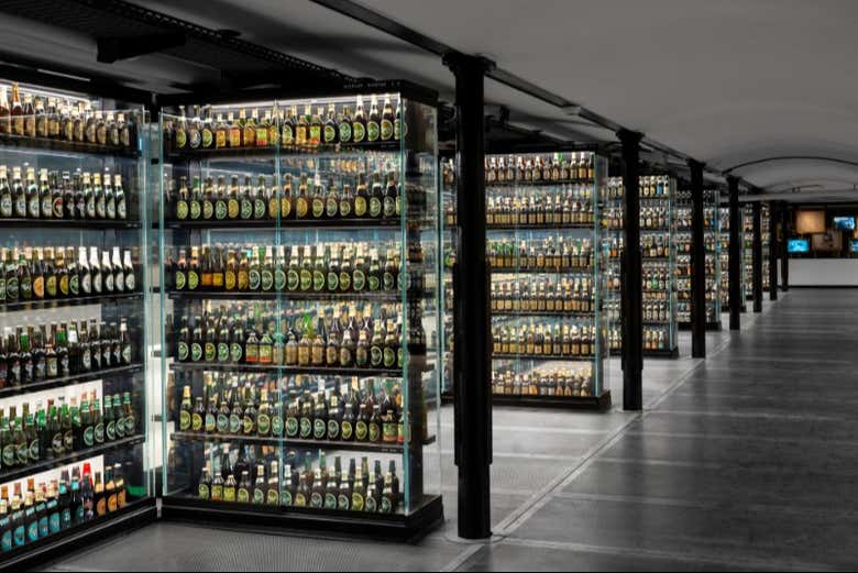 Muros de botellas de cerveza en Home of Carlsberg