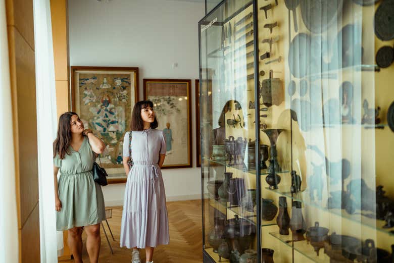 Disfrutando de la exposición permanente del museo 