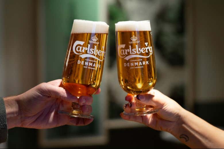 Brindis con cerveza Carlsberg