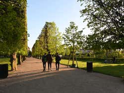 Passeggiata nei giardini reali