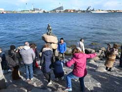 Turistas visitando la sirenita