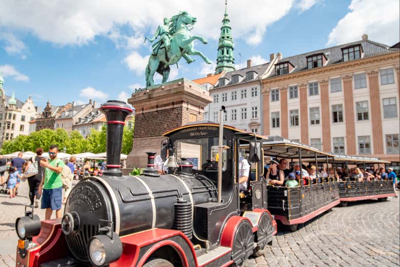 Disfrutando de la ruta en el tren turístico de Copenhague