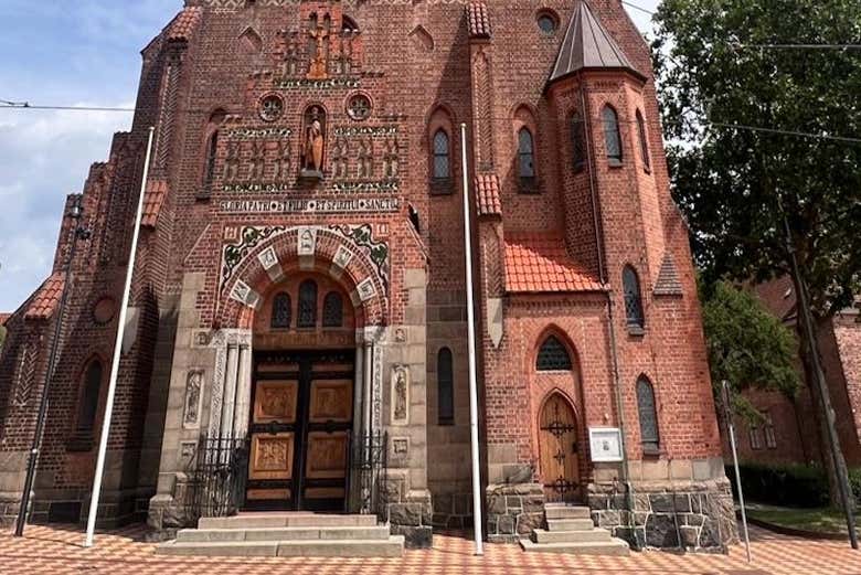 Detalles de la entrada de la iglesia de San Albano​