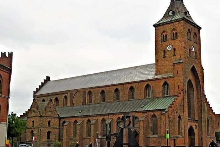 We'll spot many monuments