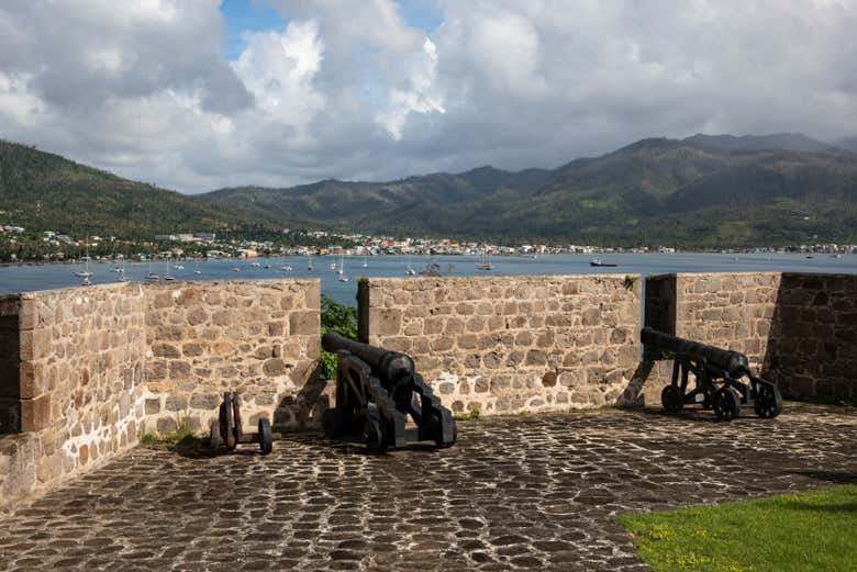 Les canons de Fort Shirley pointés vers le rivage