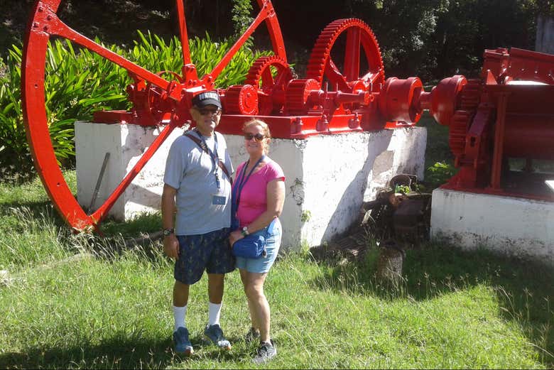 Ante un antiguo molino rojo de Roseau