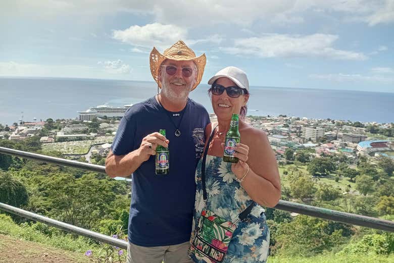 Disfrutando de Roseau desde un mirador