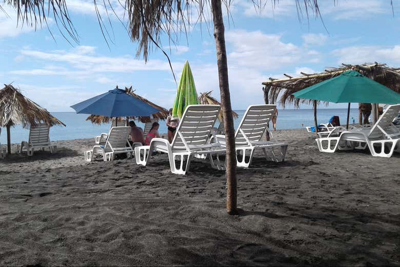 Tumbonas en una playa de Dominnica