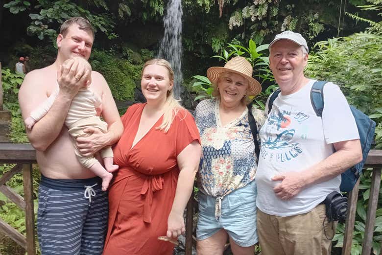 Una familia en la Piscina Esmeralda