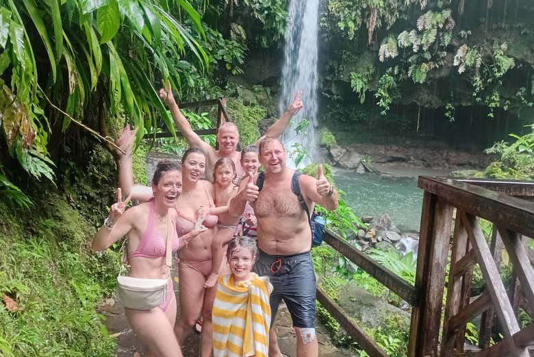 ¡Visitando la cascada de la Piscina Esmeralda!