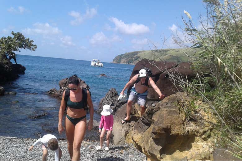 Una familia explorando la costa