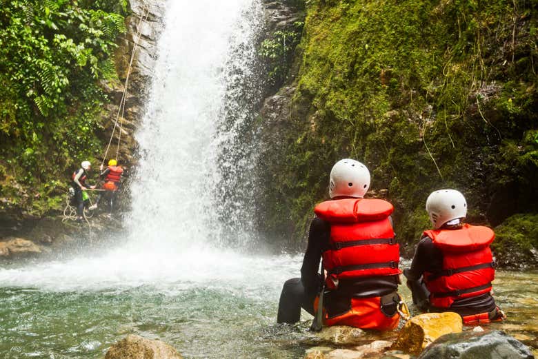 Gruppo di torrentisti alla cascata del fiume Blanco