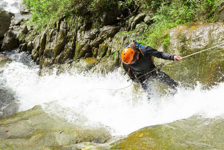 Torrentismo alla cascata del fiume Blanco