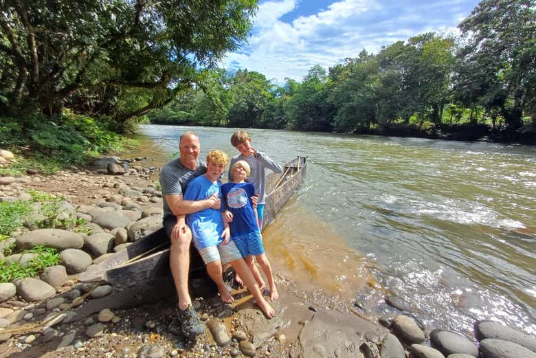 Disfrutando de la excursión a la selva en familia