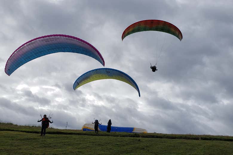 Sorvolando il cerro Nitón in parapendio