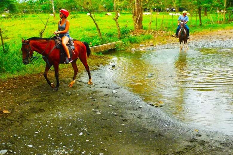 Disfrutando del paseo a caballo por Bucay
