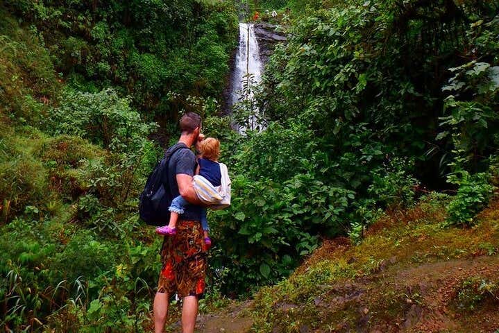 Padre e hija contemplando la cascada