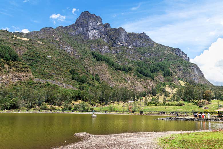 Viste del lago Busa con le montagne sullo sfondo