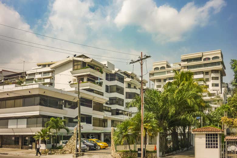 Touring the Urdesa district