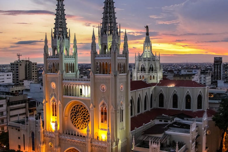 La cathédrale de Guayaquil illuminée
