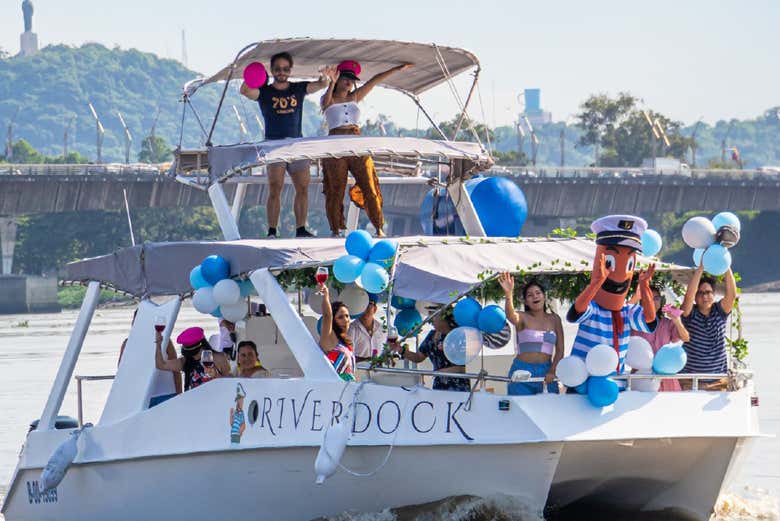 Navegando en catamarán por el río Guayas