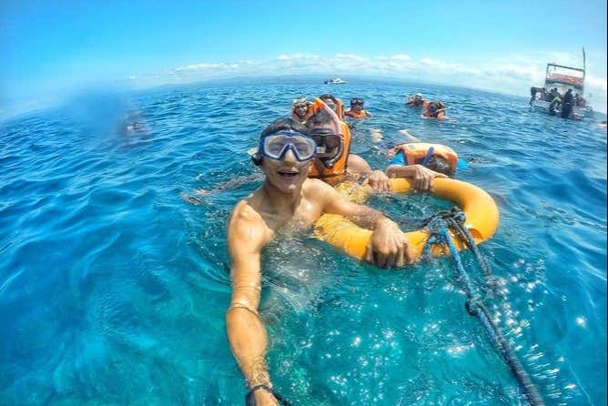 Amigos practicando snorkel