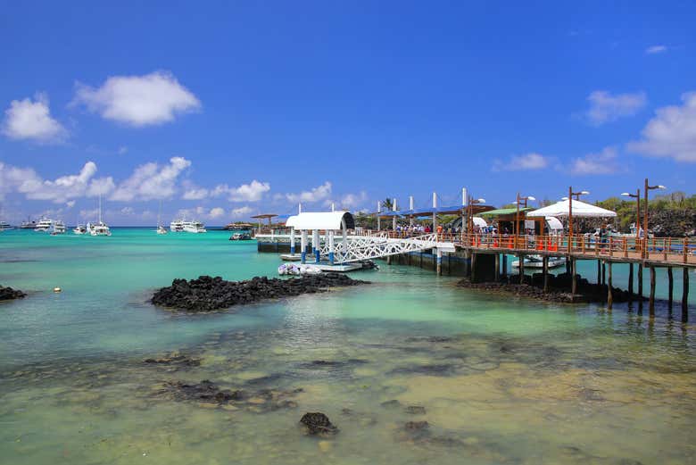 Le acque cristalline dell'isola di Santa Cruz in Ecuador