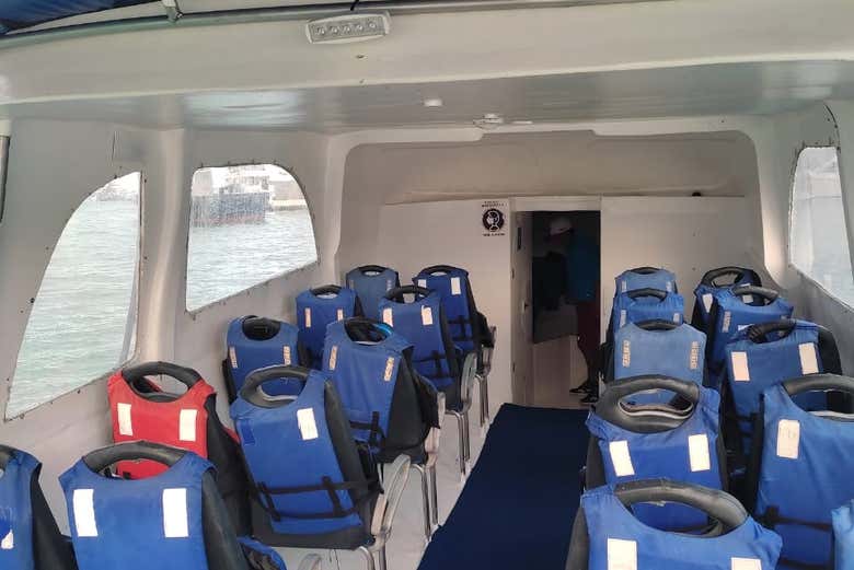 L'interno dell'imbarcazione su cui viaggeremo