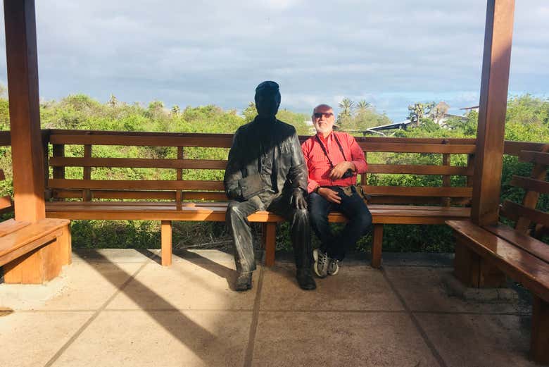 Junto a la estatua de Charles Darwin