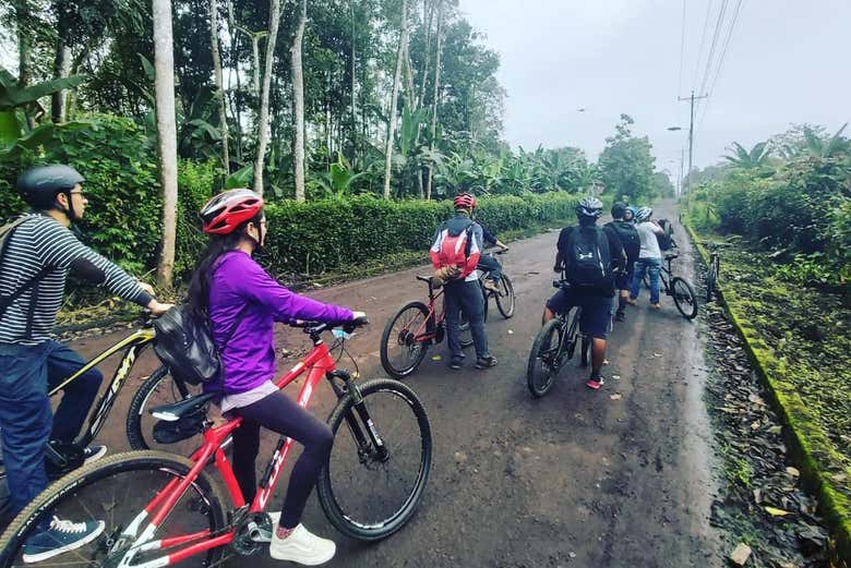 Desfrutando da rota ciclística pela Ilha de Santa Cruz