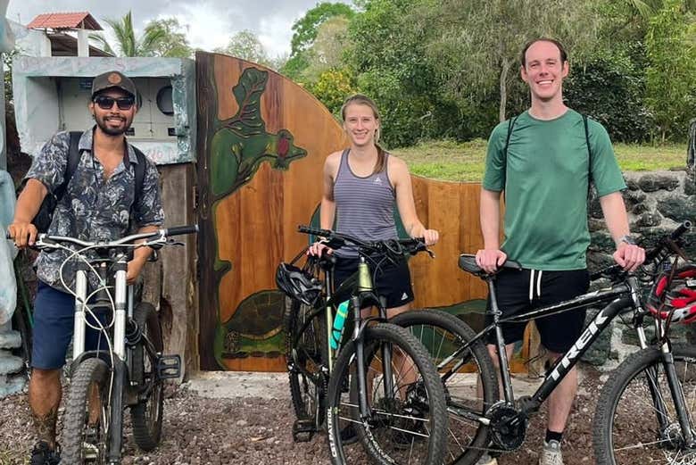 Grupo de ciclistas antes de começar o tour