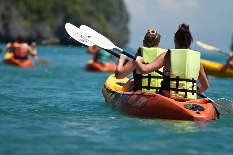 En kayak dans la baie de l'Île de Santa Cruz